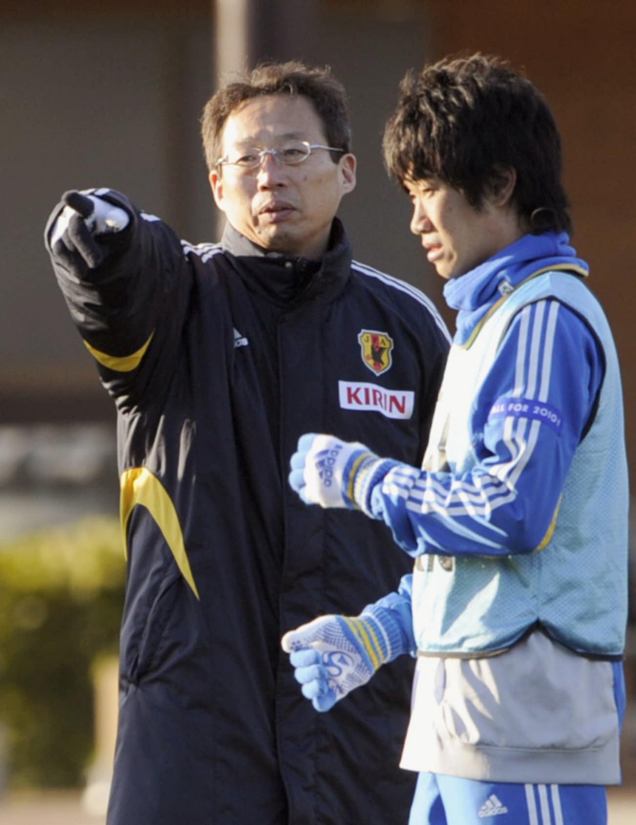 練習で香川(右)に指示を出す岡田監督(2009年撮影) ©KYODO