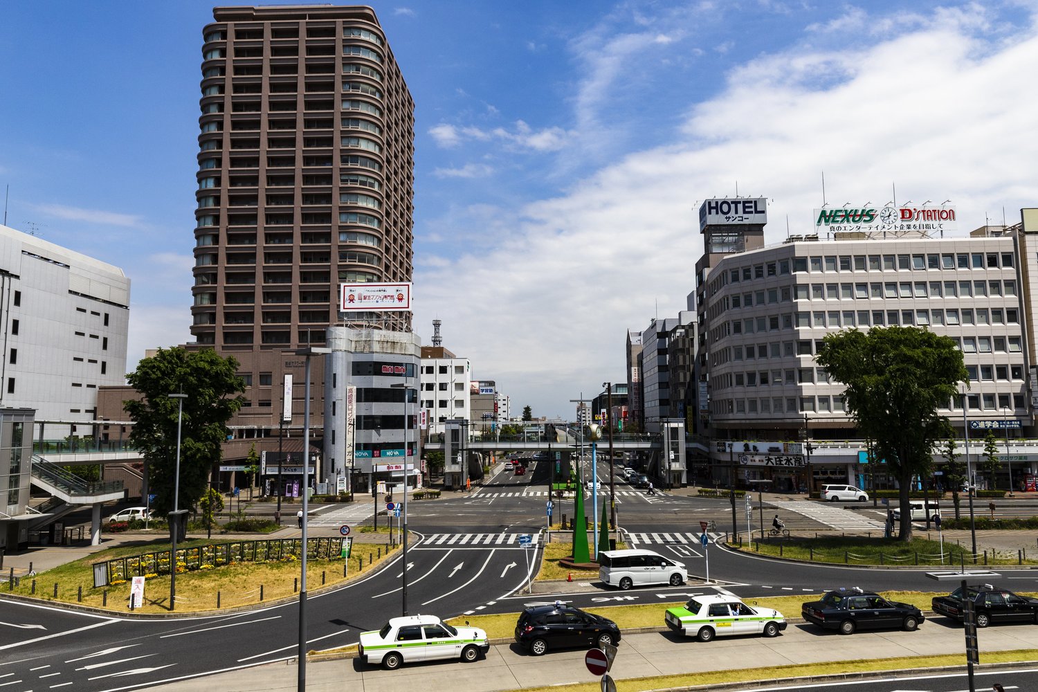 高崎駅東口から国道354号線を歩いて、競馬場の跡地を目指す。駅前にはタワーマンションも