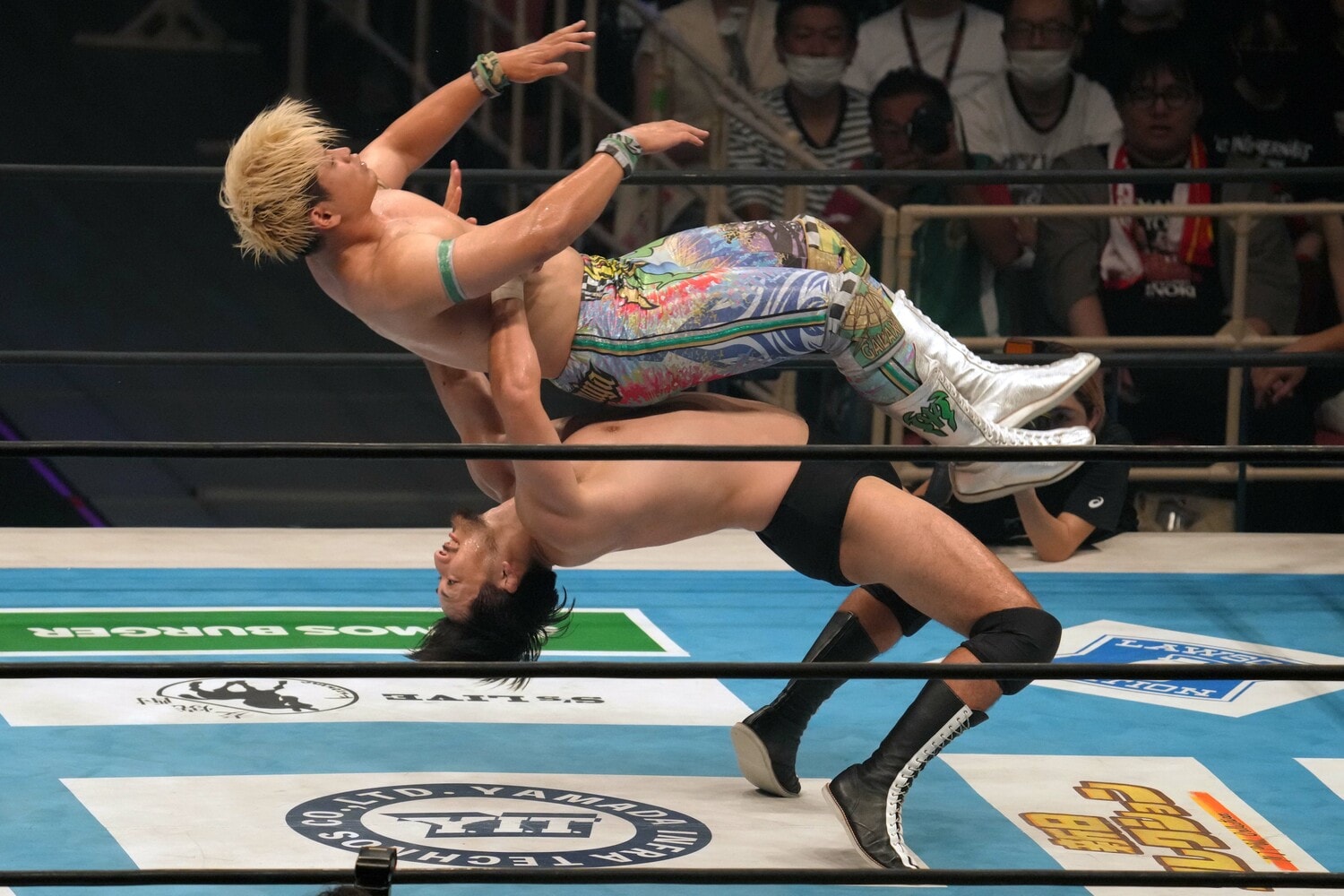 清宮海斗をジャーマンスープレックスで投げる成田蓮