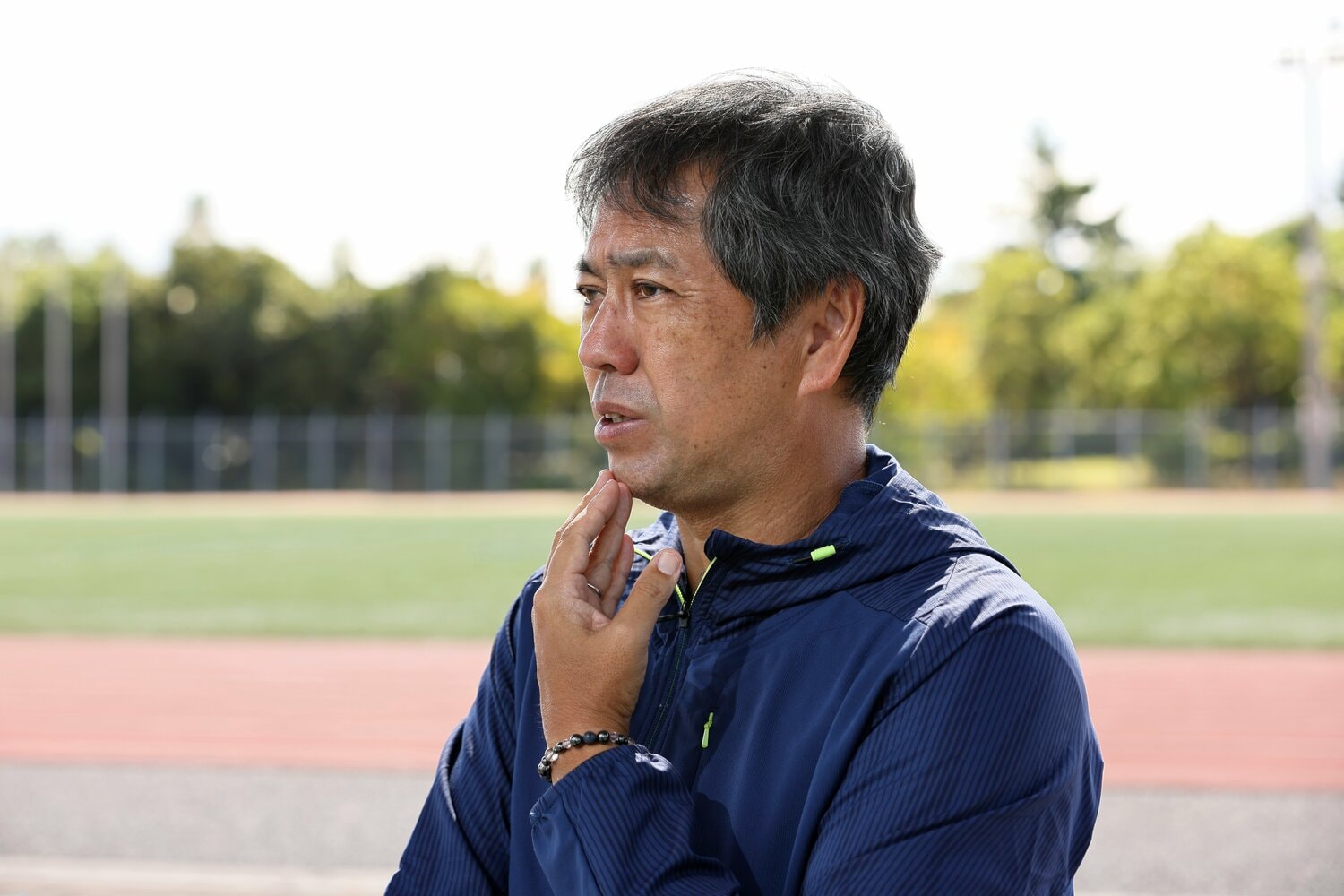 甲南大女子陸上部を指導する元100ｍ日本記録保持者の伊東浩司監督　©Shigeki Yamamoto