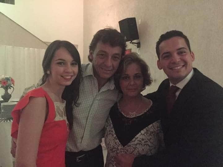 長男、長女を交えた家族写真 ※本人提供