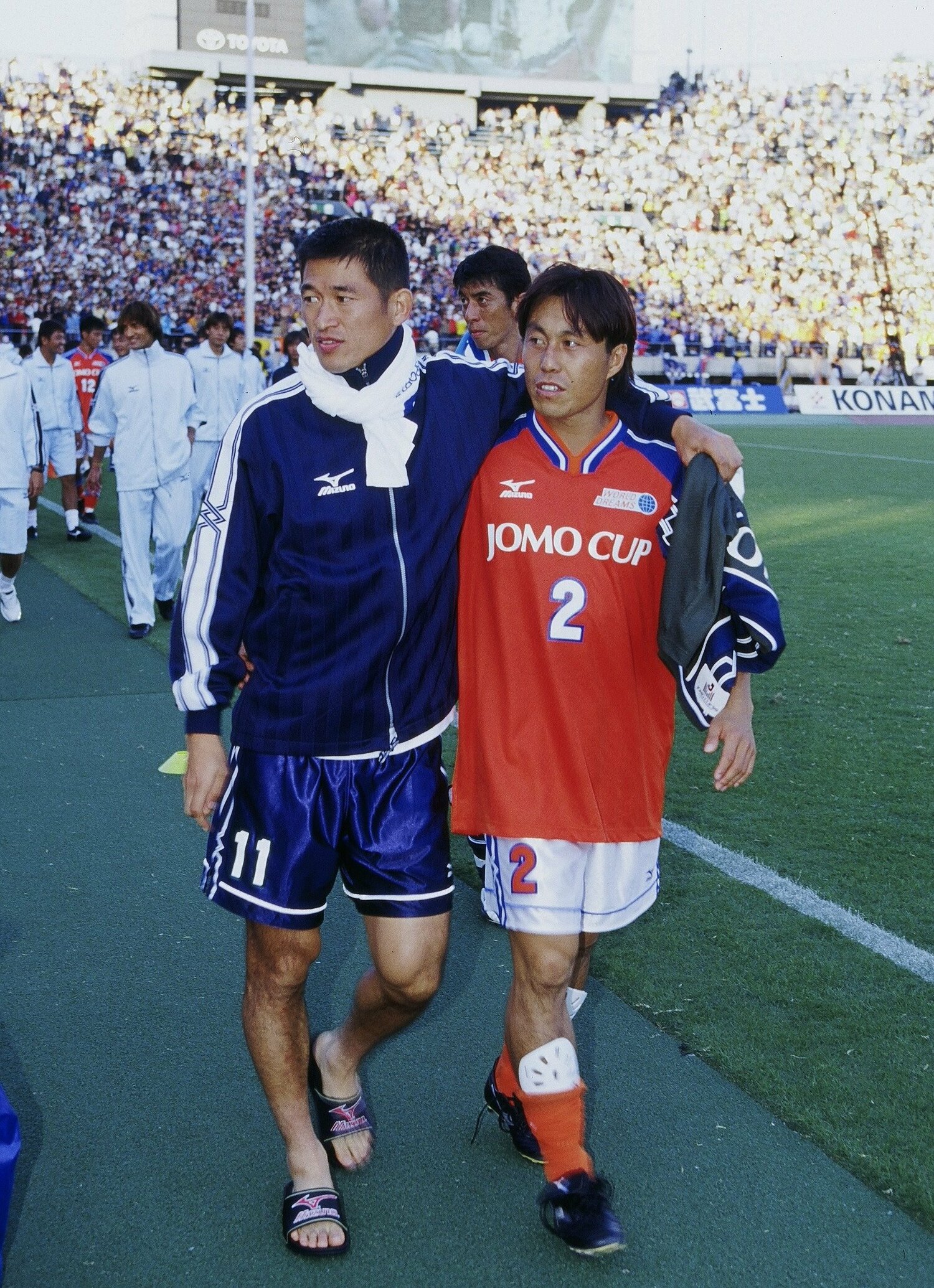 JOMOCUPで三浦知良(左)と肩を組む盧廷潤(1999年撮影)©︎J.LEAGUE