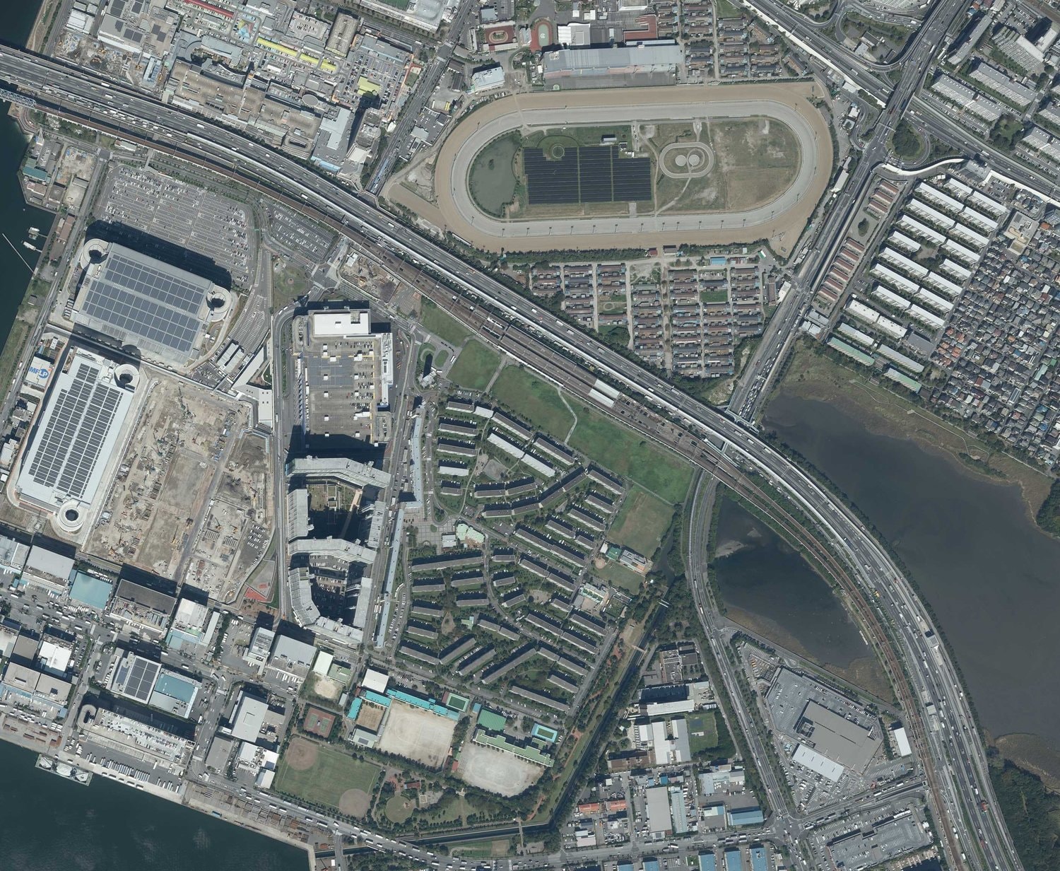 2019年の空中写真。オートレース場は消え、駅前にIKEAができた　出典：国土地理院の空中写真