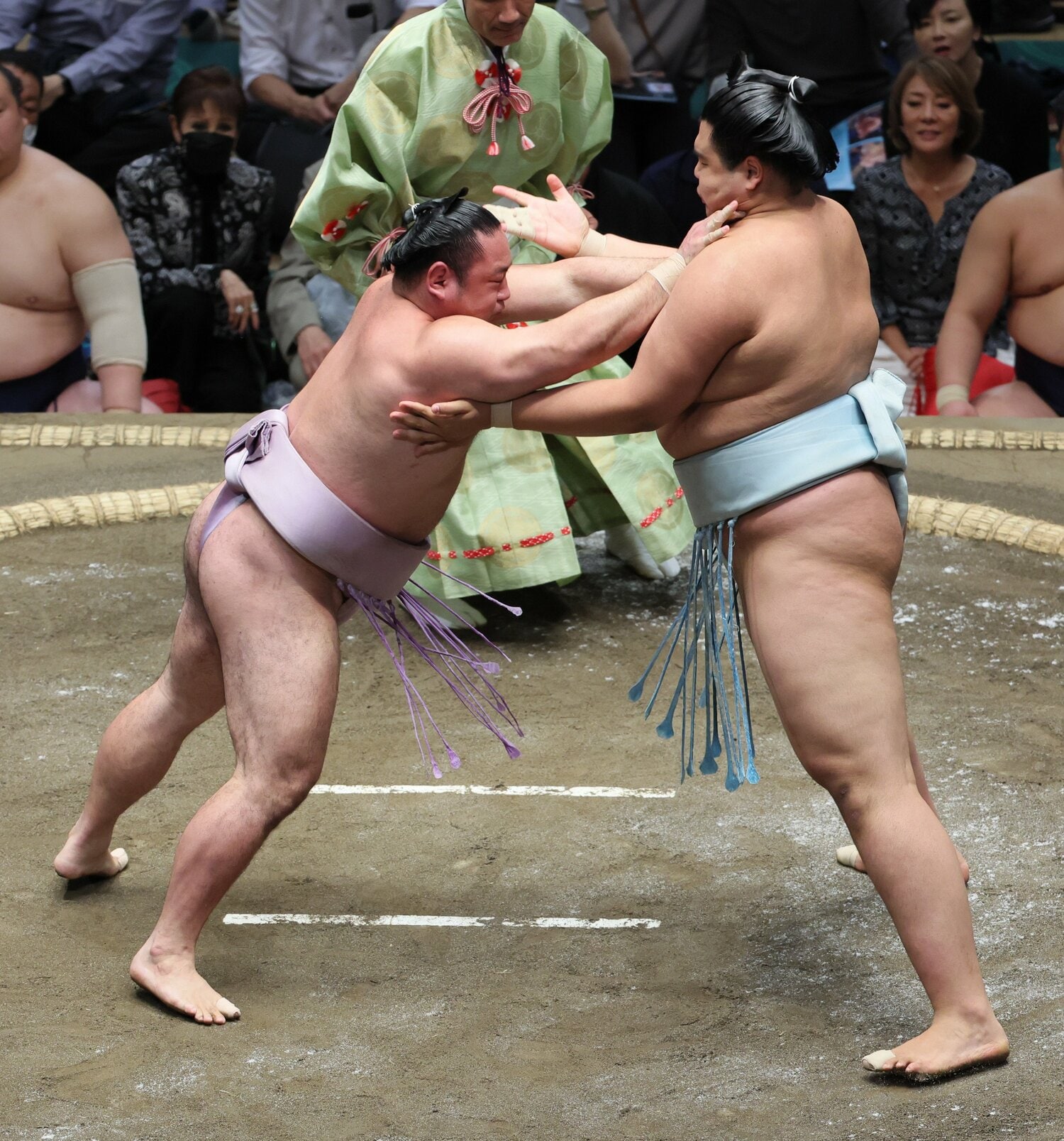 身長204cm、規格外のスケールで注目される北青鵬（右）　©JIJI PRESS