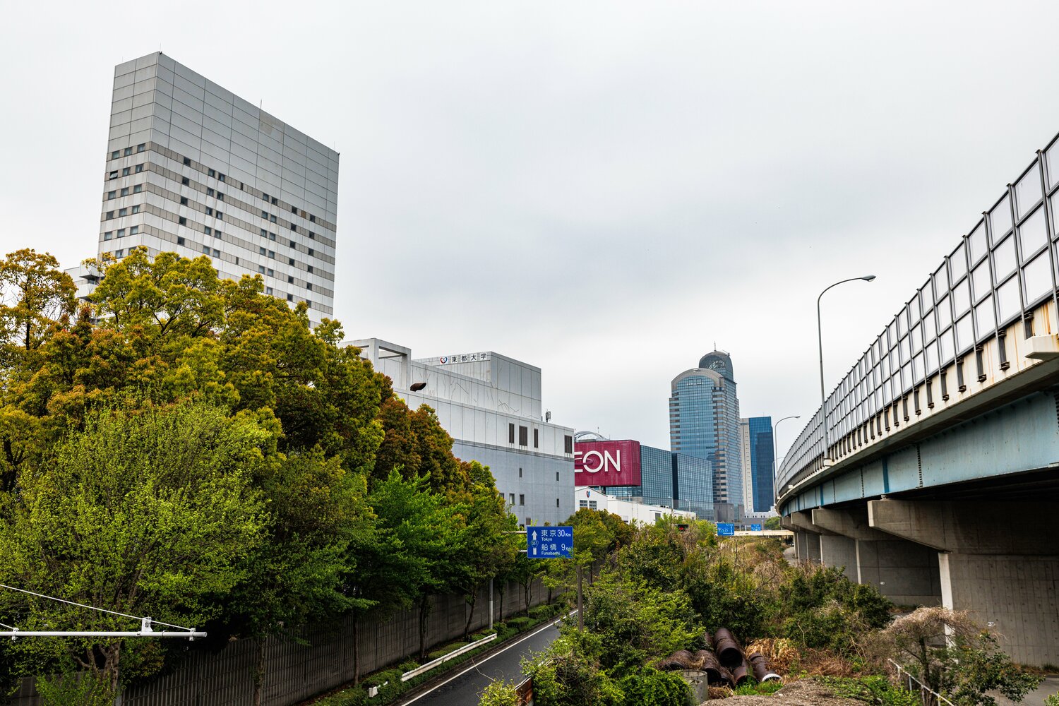 海浜幕張駅周辺のオフィスビルも見えてきた