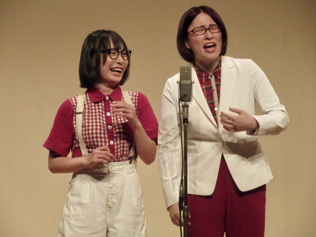 漫才のネタを披露するネバーギブアップ ©本人提供