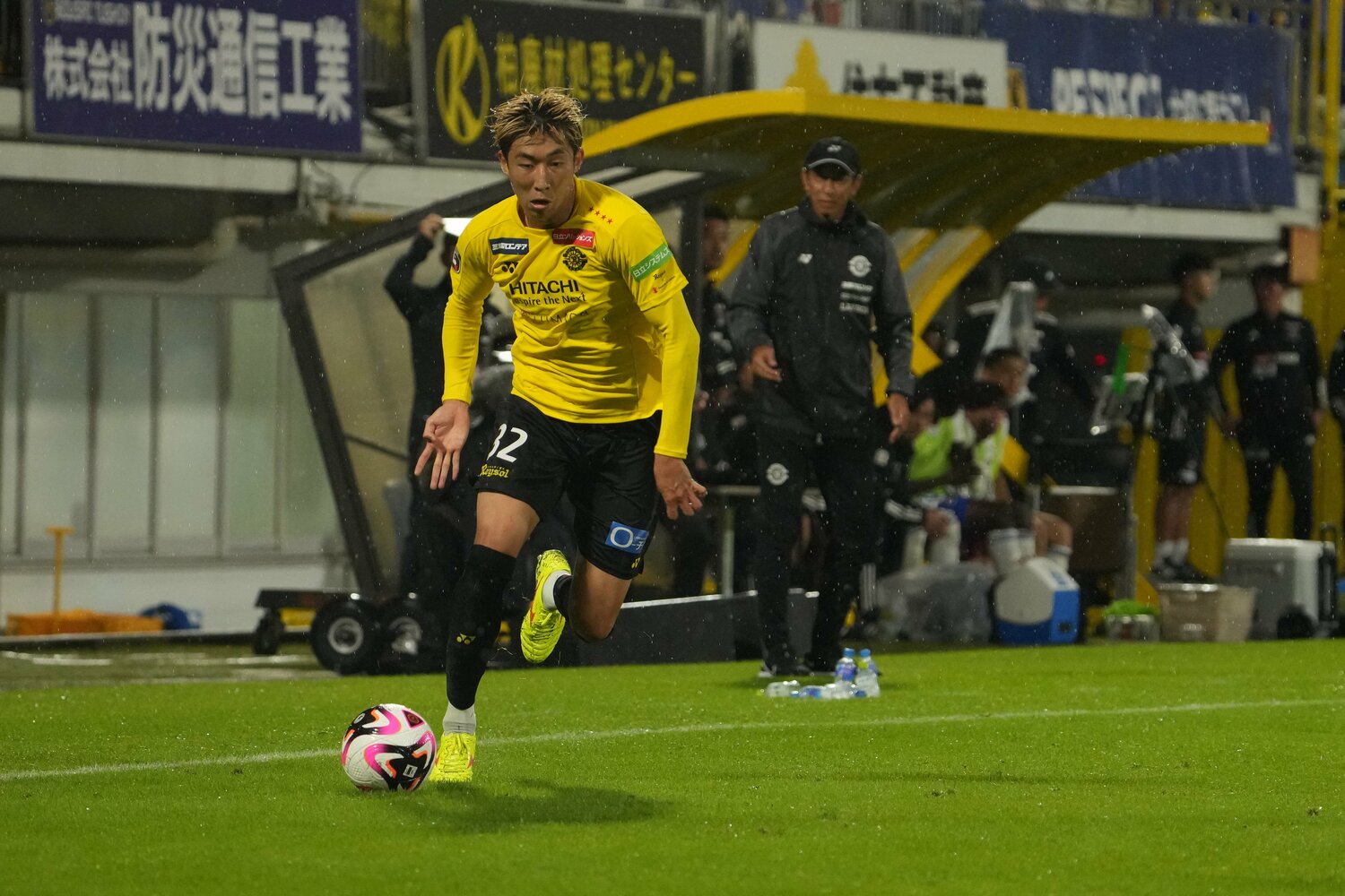 サイドを駆け上がる柏レイソルDF関根大輝　©︎Masashi Hara/Getty Images