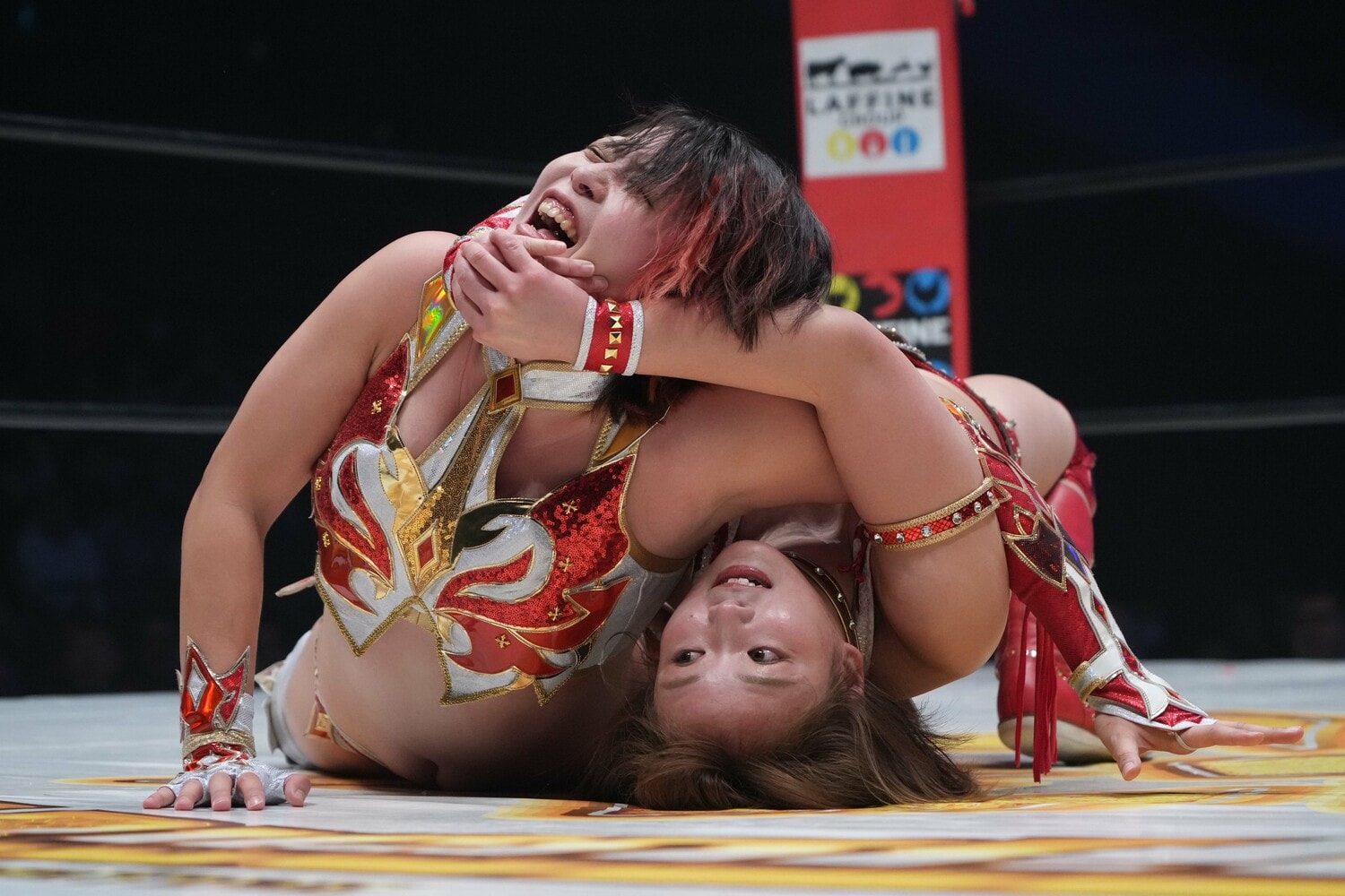 Sareeeの鎌固めに耐える林下詩美 ©Essei Hara