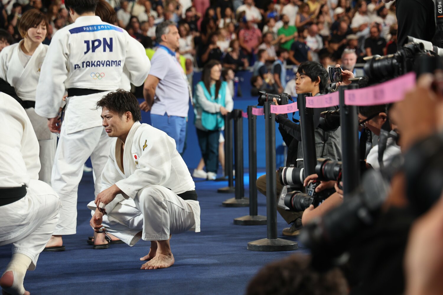 フランスに敗北後、取材エリアで座り込み涙を見せた阿部一二三　©JMPA