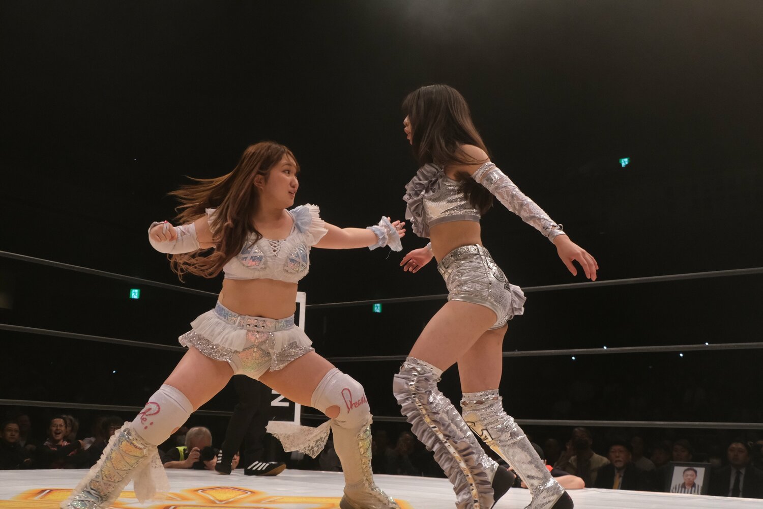 両国国技館大会第1試合、セコンドで母が見守るなか対戦した田中きずな（左）と心希