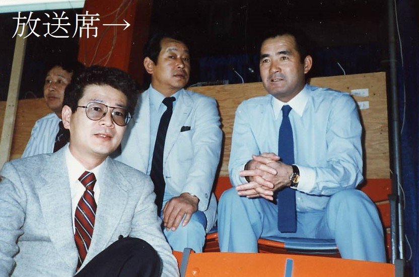 1981年、ワールドシリーズの放送席で。手前が岩佐さん、長嶋茂雄の左は吉田義男