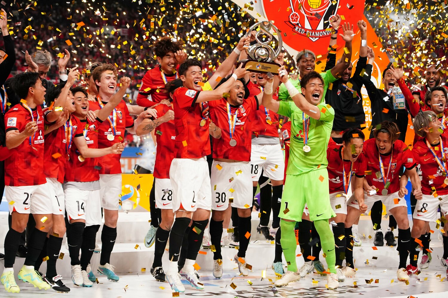 2023年5月6日、酒井宏樹とともにACLの優勝トロフィーを掲げた瞬間　©Etsuo Hara/Getty Images