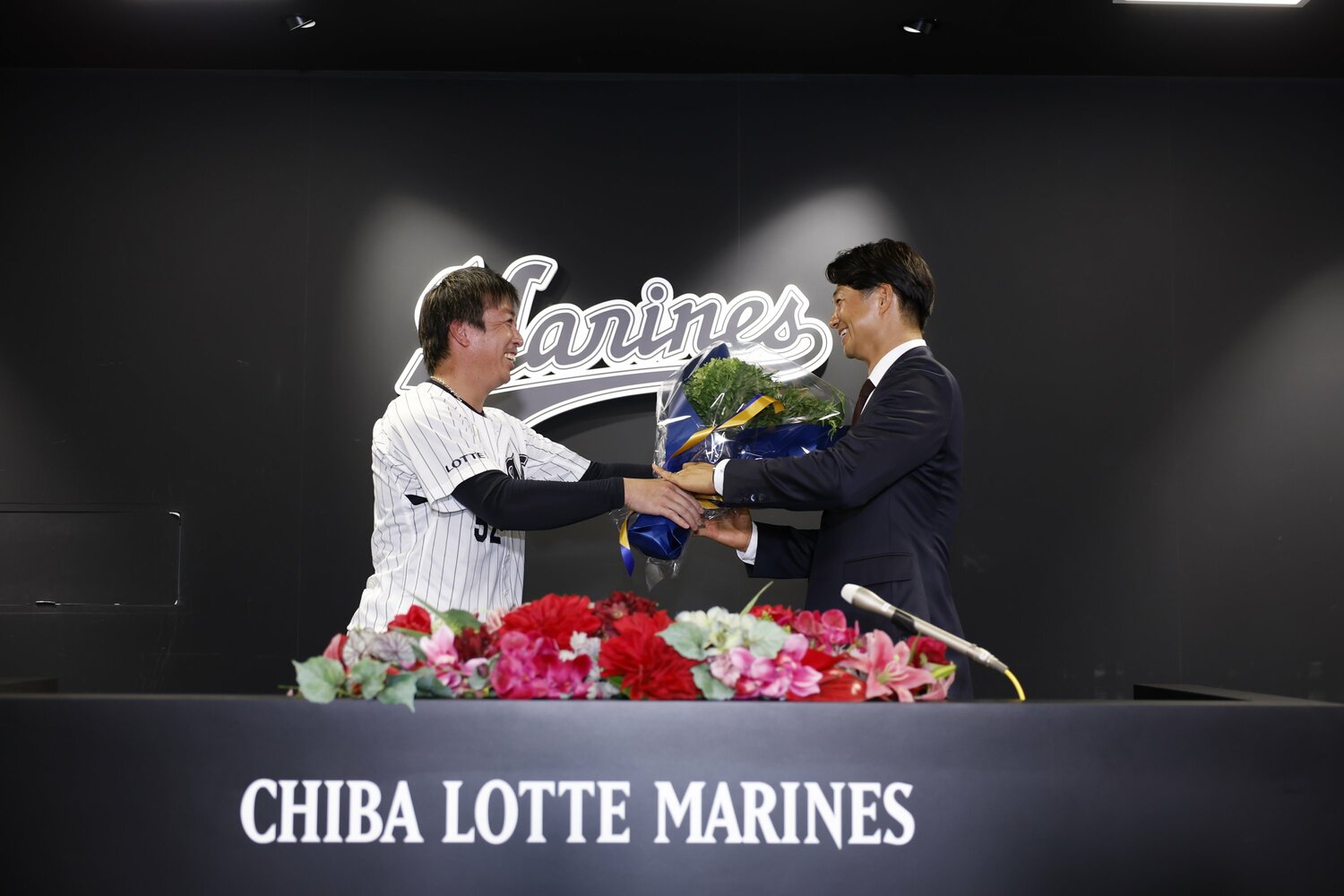 盟友の益田から花束を手渡された唐川 ©Chiba Lotte Marines