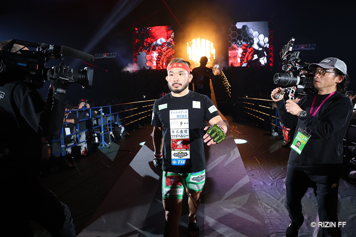 ドッドソン戦のリングに入場する扇久保博正　©RIZIN FF