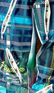 機能性のこだわりも強い。走行中の体温調節を行うベンチレーションを、袖や胸などに配置。しかも、最高級の止水ファスナーを贅沢に使っているのだ。