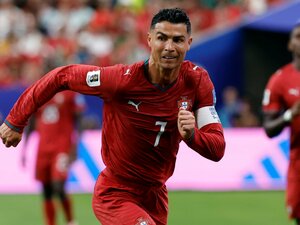 「SNSでは不仲説もあったが…」W杯クロアチア戦でゴールも…現地撮影カメラマンが捉えた“レジェンド”ロナウドとチームメイトの「本当の関係」