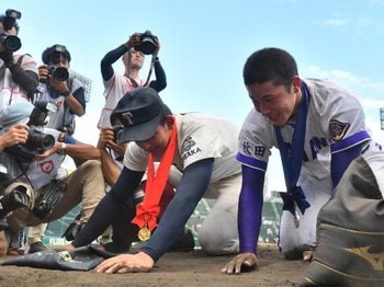 甲子園で負けたチームが土を集めるのは、なぜ“当たり前”になった？ 63年前の悲劇「沖縄の海に捨てられた甲子園の土」＜Number Web＞ photograph by Sankei Shimbun