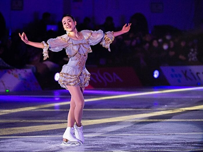 浅田真央と無良崇人の美しい2ショット、笑顔で何を話している?「無良っちは、サンクスツアーの大黒柱だった」<Number Web> photograph by Nanae Suzuki