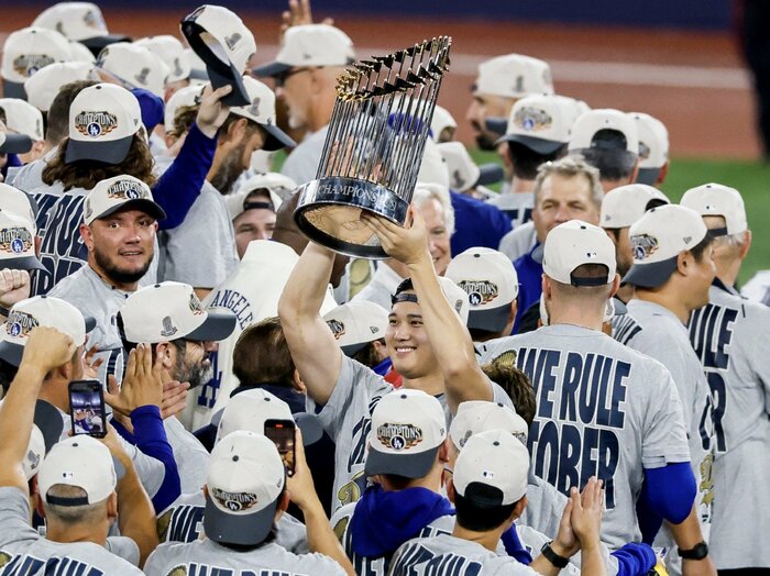 「大谷翔平が疲労困憊」「WS敗北まで2死」“究極の試練”でドジャースが奇跡を…「ロハスのように報われるんだ」LA紙に語ったフリーマンらの本音＜Number Web＞ photograph by GINA FERAZZI /Los Angeles Times