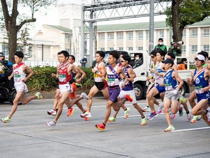 「厚底シューズは“諸刃の剣”なんです」箱根駅伝有力校のエースが次々に故障のナゾ…選手を襲う“意外な落とし穴”＜Number Web＞ photograph by Nanae Suzuki
