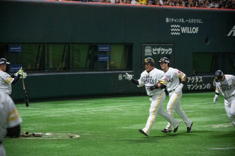 ソフトバンク・山川穂高「確信歩きからのどすこいポーズまで」連続写真（6枚目／10枚中）©︎Nanae Suzuki
