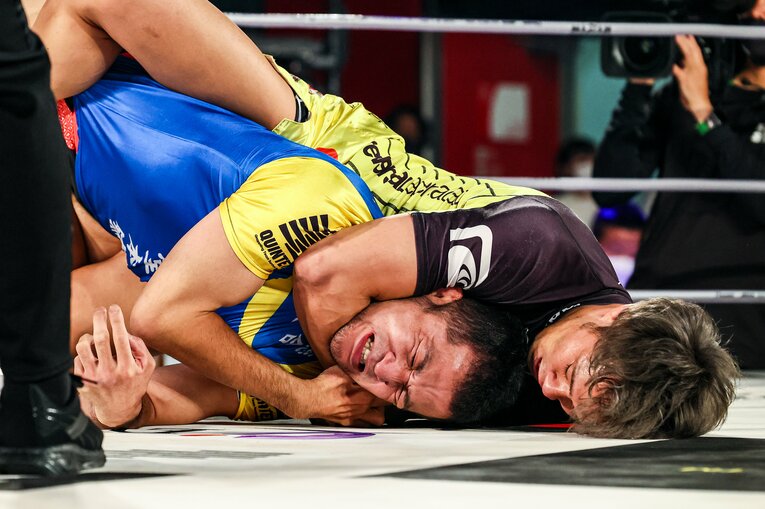 中村大介を絞める金原　©RIZIN FF Susumu Nagao