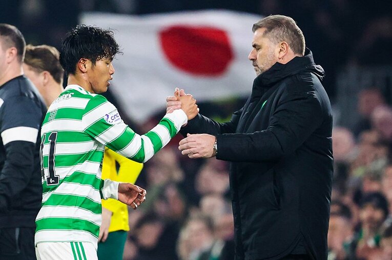 旗手怜央のデビュー戦で労をねぎらうポステコグルー監督。J1優勝経験のある指揮官が欧州の名門でどんな結果を残すかも注目だ　© Alan Harvey/Getty Images