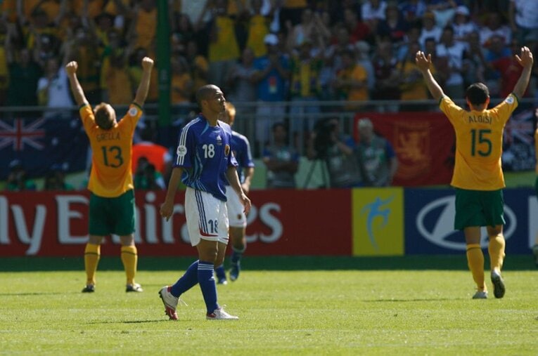 2006年ドイツW杯でオーストラリアに逆転負けを喫し、悔しさを押し殺す小野伸二。グループステージで敗退したジーコジャパンは激しい批判に晒された ／ photograph by Naoya Sanuki/JMPA