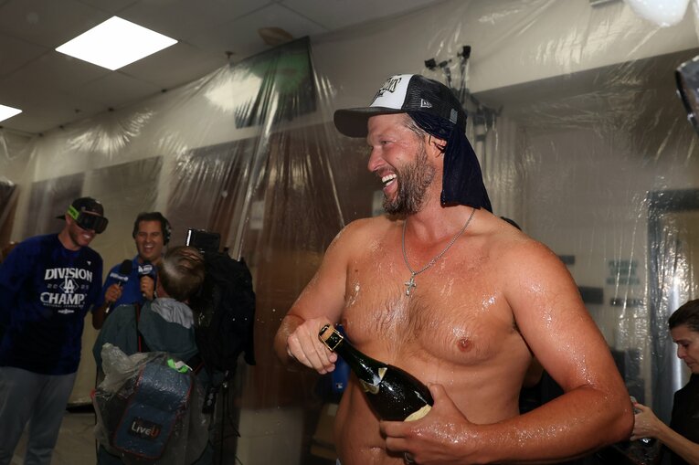 【全100枚超／涙なしには見られない…カーショーと大谷、ドジャースのテレビに映らない名場面】地区優勝のシャンパンファイト時。プロレスラーのような肉体…写真はまだまだ続きます　©Getty Images