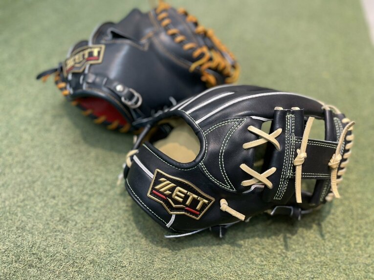 【高校球児ヒット商品】ミズノは「ミッドナイト」、ゼットは「ナイトブラック」として新色グラブを売り出し始めた