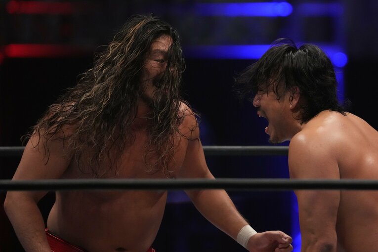 長髪を振り乱しながら戦う辻陽太　©Masashi Hara