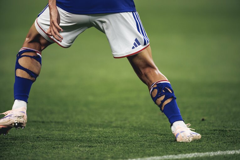 これが指摘を受けた中村敬斗のソックス。試合前に注意などはなかったため、日本教会側は「不本意」との見解を示した。©Kiichi Matsumoto/JMPA