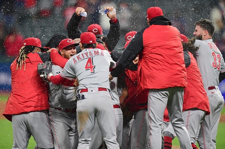 ノーヒッターを達成したマイリー投手に駆け寄る秋山翔吾（4番） ／ photograph by Getty Images