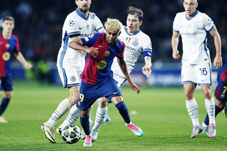 「日本代表戦で解任された監督」がバルサ再建…才能覚醒ヤマル17歳に引退撤回ベテランGKの涙「失点が多くて危うい」のにマドリー撃破2冠のナゼ(10)