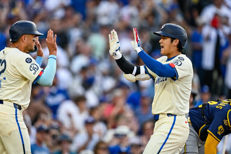 【テレビに映らないドジャース名場面】大谷とロハスのデコピンポーズは今やおなじみ（写真は右に続きます） ©Nanae Suzuki
