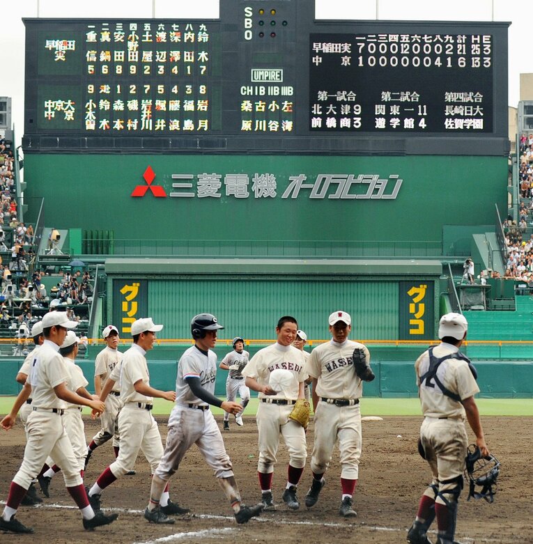 2010年夏の中京大中京―早実。前進守備が裏目に出た中京大中京は21失点と大敗した　©KYODO