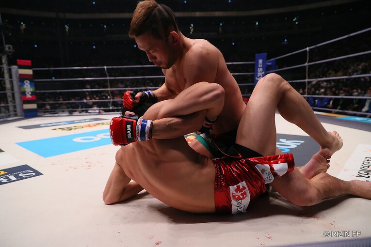 朝倉をテイクダウンするとパンチを打ちこむ扇久保。最後まで主導権を譲らなかった　©RIZIN FF