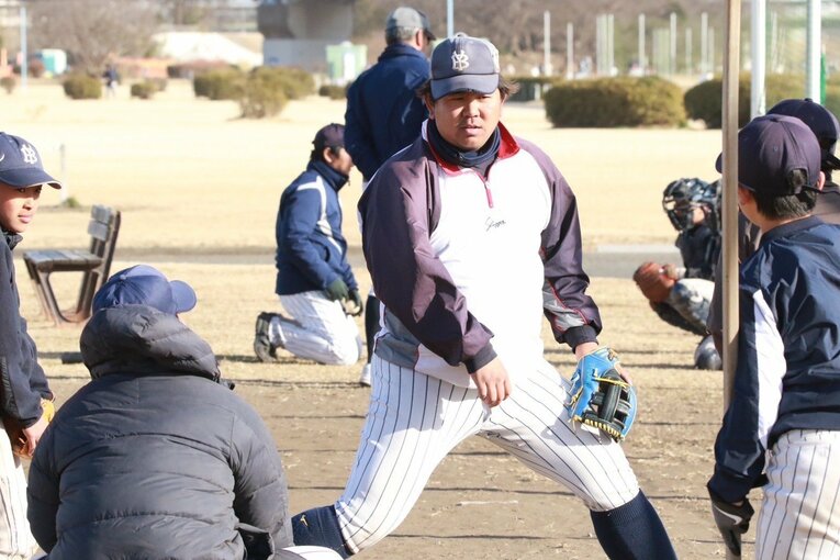 現在はテレフォンアポインターとして働きながら、出身チームでもある小学軟式野球「用賀ベアーズ」のコーチを務めている（写真=本人提供）