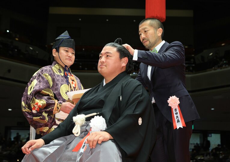 父・大蔵さんはスポーツにも造詣が深い。写真は元関脇の嘉風関の断髪式　©JIJI PRESS