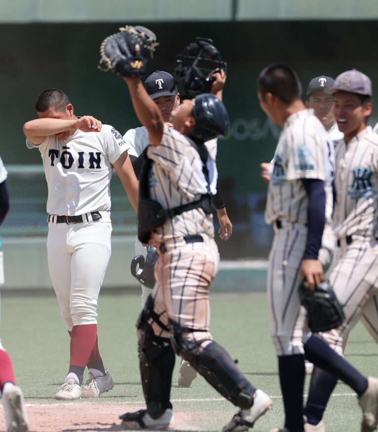 東大阪大柏原に敗れて涙をぬぐう大阪桐蔭ナイン　©SANKEI SHIMBUN