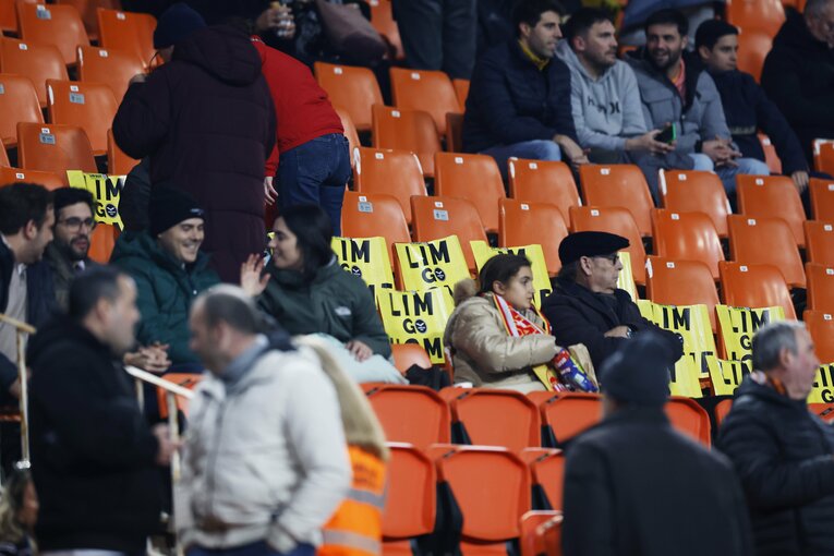 スタジアムには、バレンシア会長のピーターリムの退任を要求するメッセージが目立っていた ©Daisuke Nakashima