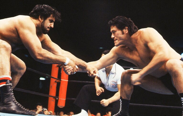 激しい構想を繰り広げたアントニオ猪木とタイガー・ジェット・シン　©AFLO