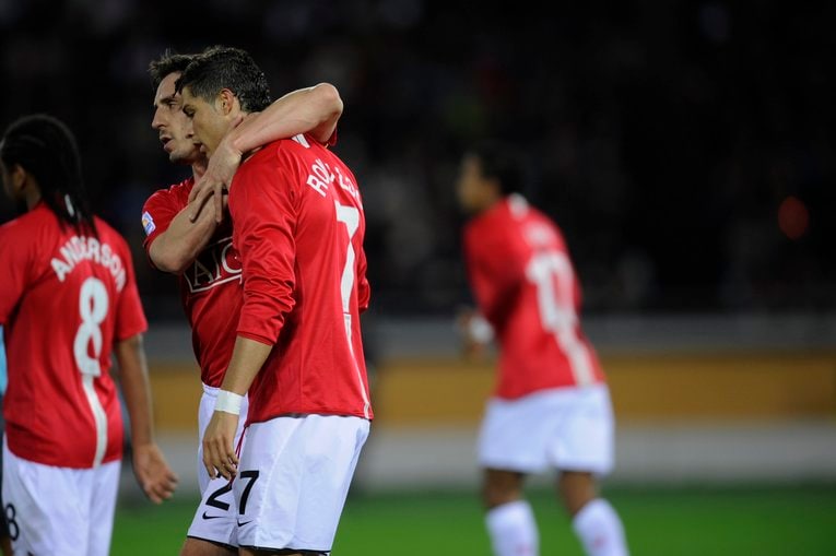 C・ロナウドをねぎらうネビルの現役時代©Takuya Sugiyama