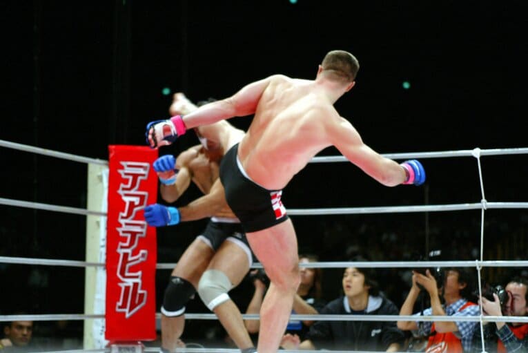 2003年10月、ドス・カラスJr戦のハイキック（連続写真）©Susumu Nagao