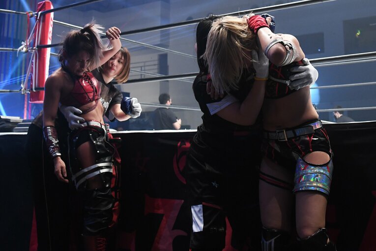 試合後のジュリアと桜井まいに肩を貸すDDMの面々