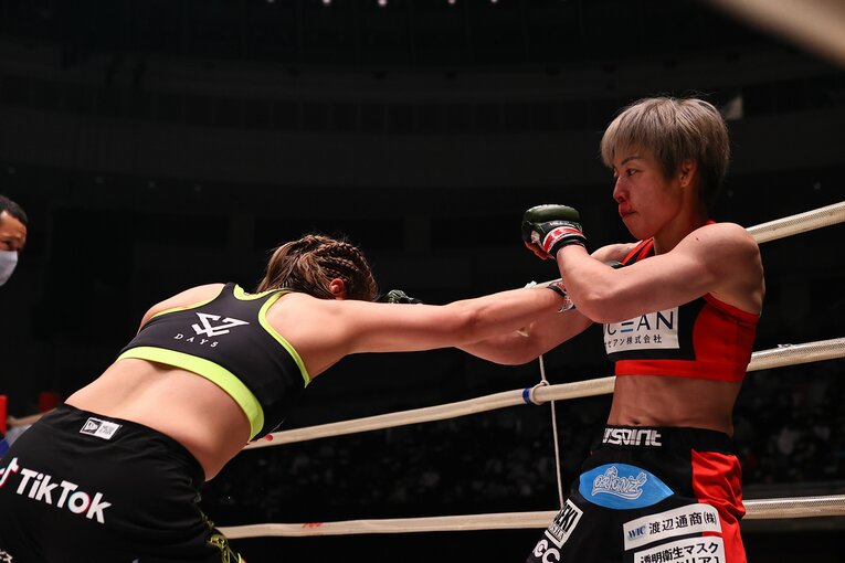 経験を積んで大きく成長した浅倉に手を焼く場面も　©RIZIN FF