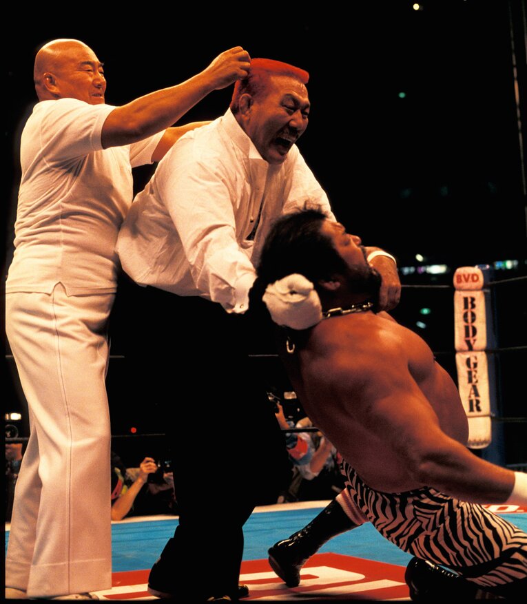 1997年1月4日、新日本プロレス東京ドーム大会。小鹿はマサ斎藤と対戦した。レフェリーは山本小鉄