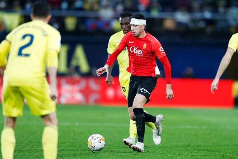 久保建英がエメリ戦術にハメられた？ “代表前の古巣ビジャレアル戦”撮影カメラマンが見た苦闘の要因〈少年ファンはユニをおねだり〉(39)