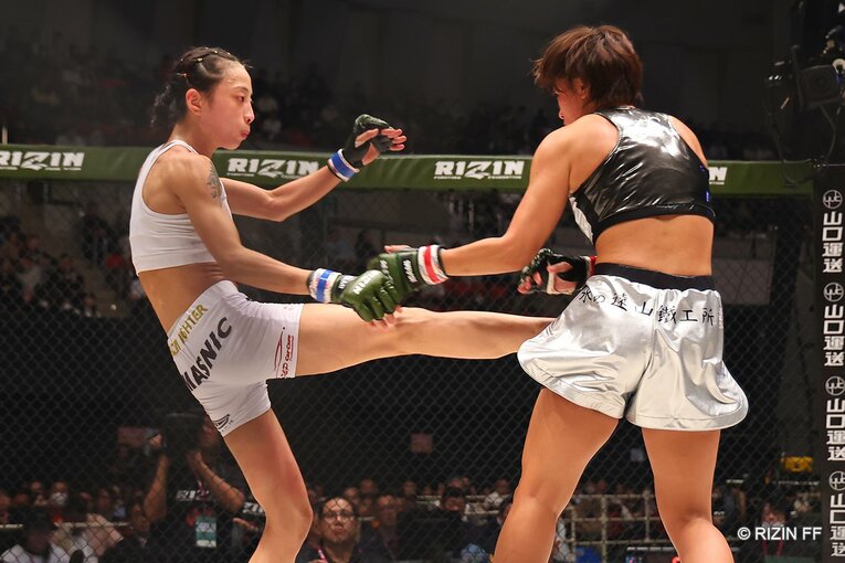 RENAvsシン・ユリ　©RIZIN FF
