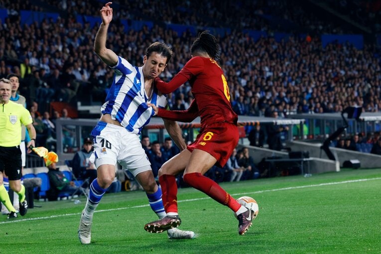 久保建英がELで味わった「先発落ち→敗退」での怒り・悲しみを撮った「タケ！と不調ソシエダサポが期待したが…」〈代表合流前にゴール〉(29)